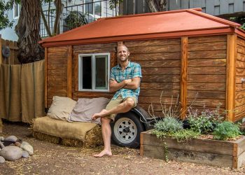 Environmentalist Builds Incredible Eco Friendly House