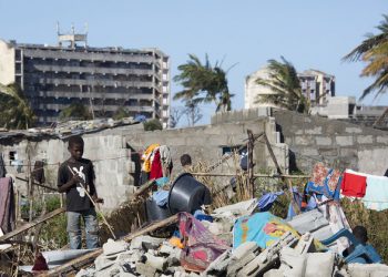 ‘Ticking bomb’ health warning over deteriorating conditions facing Cyclone Idai victims