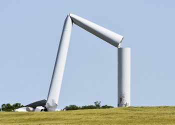 Turbine collapses at Oklahoma wind farm