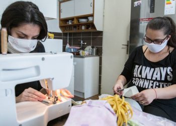 COVID-19: Czech Roma community faces up to mask challenge