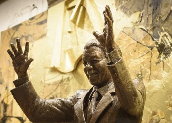 Mandela Prize awarded to Greek and Guinean rights activists |