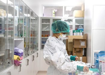 New COVID-19 variants under the microscope as travel bans mount over UK mutation |