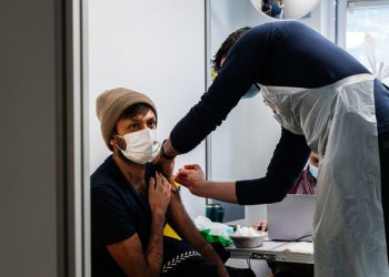 Vaccinated Europeans now outnumber those infected by COVID, but ‘threat remains present’ |